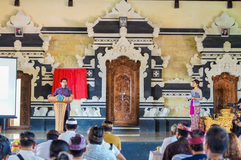 Bupati Adi Arnawa saat meresmikan Koperasi Simpan Pinjam Praja Dana Jati, Banjar Kaja Jati, Desa Kutuh, Kecamatan Kuta Selatan, yang ditandai dengan pemukulan gong serta membuka tirai, Minggu (9/3).
