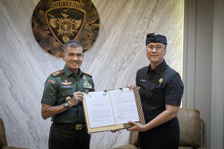 Sekda Badung IB. Surya Suamba menandatangani Perjanjian Kerja Sama dengan TNI AD Mayjen TNI Muhammad Zamroni di Markas Kodam IX/Udayana, Kamis (6/3)