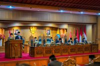 Bupati Badung I Wayan Adi Arnawa dan Wabup Bagus Alit Sucipta menyampaikan Pidato perdananya pada Rapat Paripurna DPRD Badung di Ruang Sidang Utama Gosana, Kantor DPRD, Puspem Badung, Senin (3/3).
