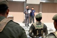 Sekretaris Daerah Kota Denpasar, IB Alit Wiradana memimpin apel peringatan Hari Ulang Tahun (HUT) ke-75 Satuan Polisi Pamong Praja (Satpol PP) dan ke-63 Satuan Perlindungan Masyarakat (Satlinmas), Selasa (11/3) di Kantor Pol PP Denpasar.