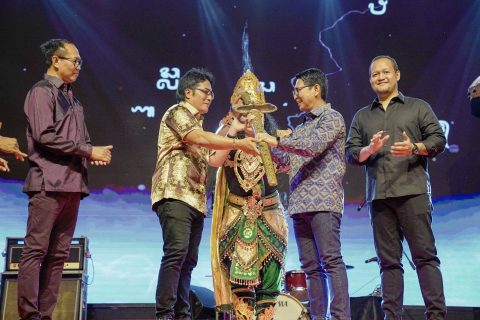 Bupati Wayan Adi Arnawa dan Wabup Bagus Alit Sucipta mengucapkan terima kasih kepada I Nyoman Giri Prasta dan Bapak I Ketut Suiasa saat acara pisah sambut Bupati dan Wakil Bupati Badung di Balai Budaya Giri Nata Mandala, Puspem Badung, Senin (3/3)