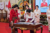Ny. Sagung Antari Jaya Negara dalam kesempatan pengukuhan sebagai Ketua Tim Penggerak (TP) PKK, Ketua Tim Penggerak Posyandu, dan Ketua Dekranasda Kota Denpasar, pada Jumat (7/3) di Gedung Wiswa Sabha Utama, Kantor Gubernur Bali.