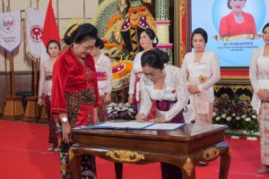 Ny. Sagung Antari Jaya Negara dalam kesempatan pengukuhan sebagai Ketua Tim Penggerak (TP) PKK, Ketua Tim Penggerak Posyandu, dan Ketua Dekranasda Kota Denpasar, pada Jumat (7/3) di Gedung Wiswa Sabha Utama, Kantor Gubernur Bali.