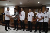Sekda Badung IB. Surya Suamba selaku Ketua Dewan Pengurus KORPRI Badung bersama Pengurus KORPRI Badung menyerahkan santunan kepada pensiunan KORPRI dan dana duka bagi anggota KORPRI, Rabu (5/3).