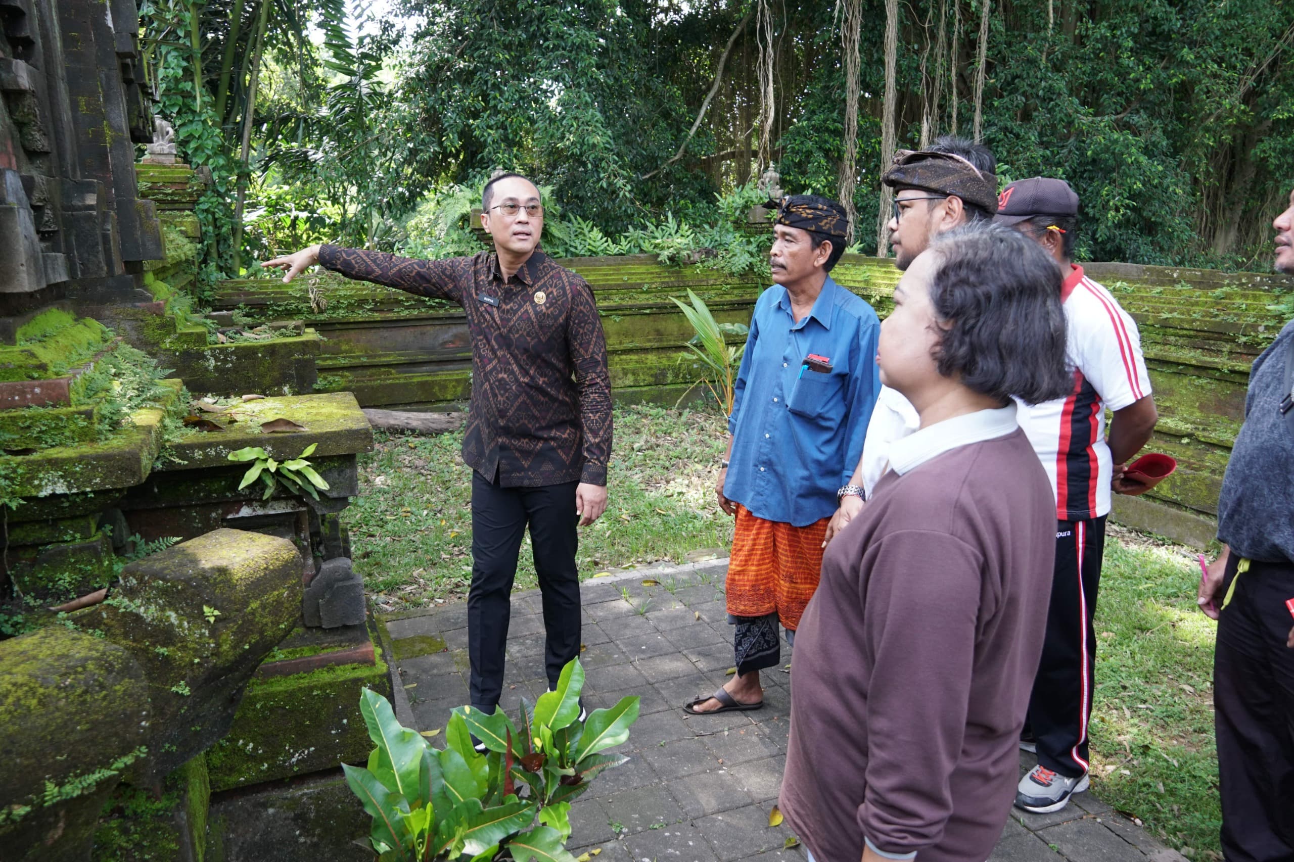 Sekda Surya Suamba mengunjungi tempat rencana pembangunan Museum Yadnya di Taman Ayun, Mengwi serta mengecek Destinasi Wisata yang ada di Desa Sulangai, Petang, Badung, Jumat (7/3).