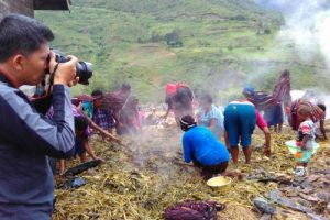 Tradisi Bakar Batu di Papua: Warisan Budaya yang Tetap Membara