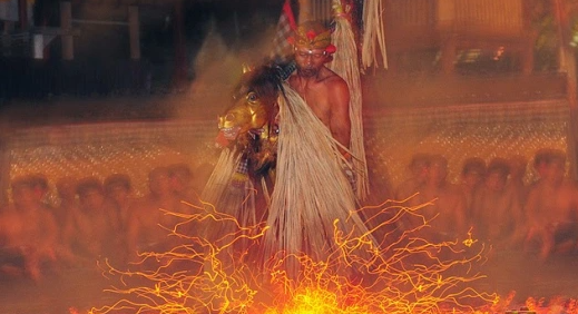 Tradisi Unik Menginjak Api Jelang Nyepi di Bali: Ritual Penuh Makna di Nusa Penida