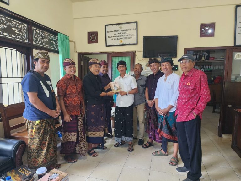 Warih Ki Pasek Badeg Rampungkan Alih Aksara Babad, Ketum MGPSSR Kami Dorong Semeton Bangun Karya Intelektual