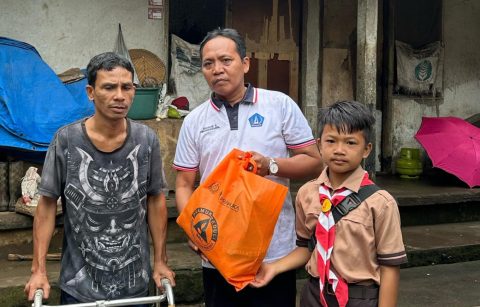 Karya Bakti Pramuka, Kwarcab Badung Bagikan Paket Sembako dan Berikan Informasi Arus Mudik