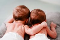 arti mimpi melahirkan bayi kembar