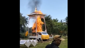 ngaben mobil ikut di bakar di nuda penida