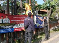 Jaga Keindahan Wajah Kota, Satpol PP Denpasar Tertibkan Baliho Kedaluwarsa dan Tak Sesuai Tempat