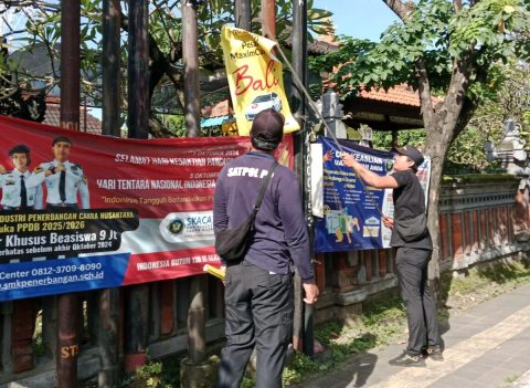 Jaga Keindahan Wajah Kota, Satpol PP Denpasar Tertibkan Baliho Kedaluwarsa dan Tak Sesuai Tempat
