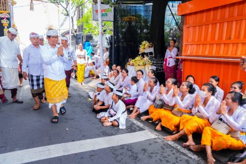 Bupati Badung I Wayan Adi Arnawa menghadiri Karya Mamungkah, Ngenteg Linggih di Pura Dalem Pejarakan Ulun Lencana, Desa Adat Kerobokan, Desa Padangsambian Klod, Selasa (8/4).