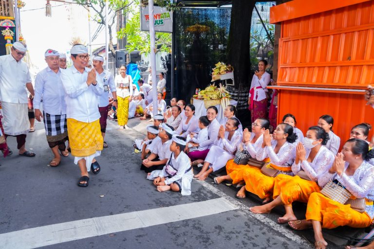 Bupati Badung I Wayan Adi Arnawa menghadiri Karya Mamungkah, Ngenteg Linggih di Pura Dalem Pejarakan Ulun Lencana, Desa Adat Kerobokan, Desa Padangsambian Klod, Selasa (8/4).