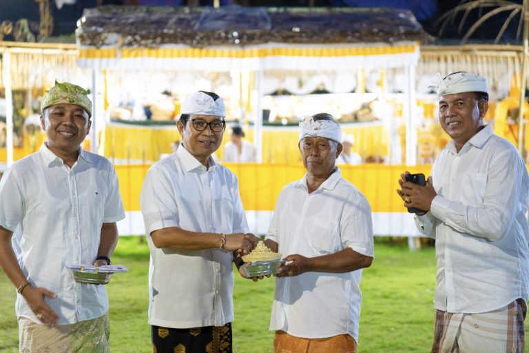 Bupati Wayan Adi Arnawa saat menghadiri Upacara Pitra Yadnya dan Atma Wedana Desa Adat Selat, di Lapangan Serbaguna Desa Selat, Kecamatan Abiansemal, Minggu (6/4).