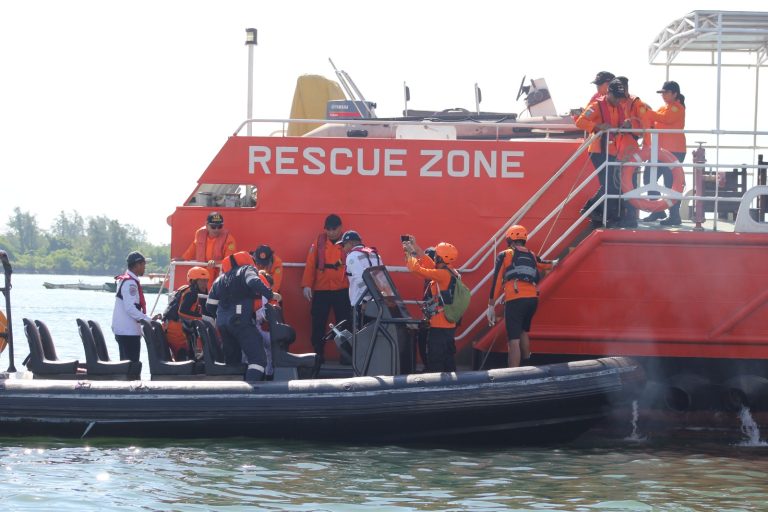 Latihan Bersama Penanganan Kecelakaan Kapal Asing