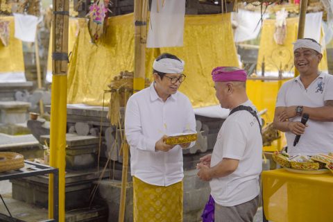 Bupati Badung I Wayan Adi Arnawa, menghadiri Pujawali Ngenteg Linggih di Merajan Ageng Pasek Padang Subadra, Banjar Wanasari, Desa Adat Sulangai, Petang, Selasa (8/4).