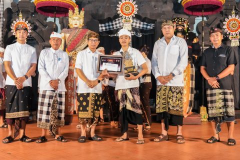 Bupati Wayan Adi Arnawa saat menghadiri dan menyerahkan Hadiah Lomba Ogoh-Ogoh yang digelar di Wantilan Desa Adat Kapal, Mengwi, Minggu (6/4)
