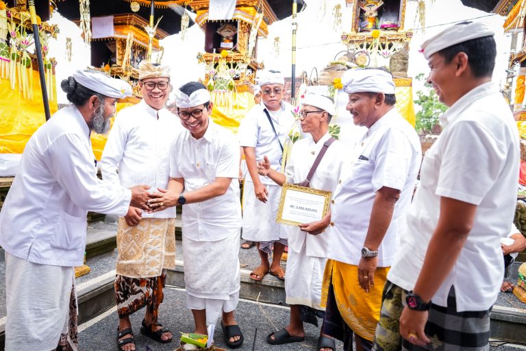 Bupati Badung I Wayan Adi Arnawa menghadiri Upacara Pecaruan dan Pemelaspasan di Pura Dadia Tangkas Kori Agung
