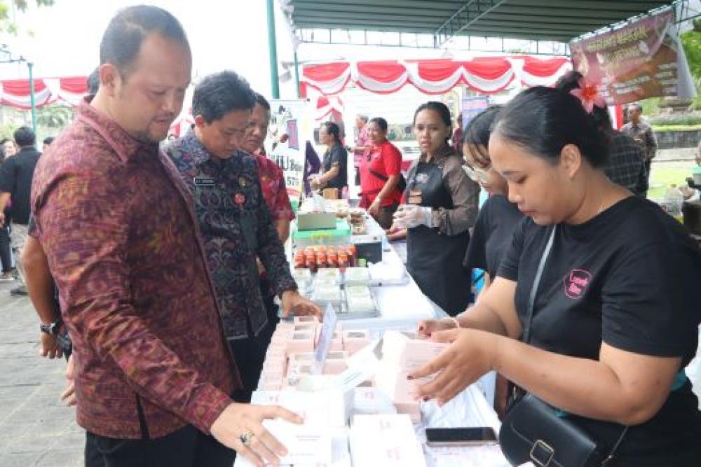 Wabup. Bagus Alit Sucipta Buka Pasar Murah Sambut Hari Raya Kuningan