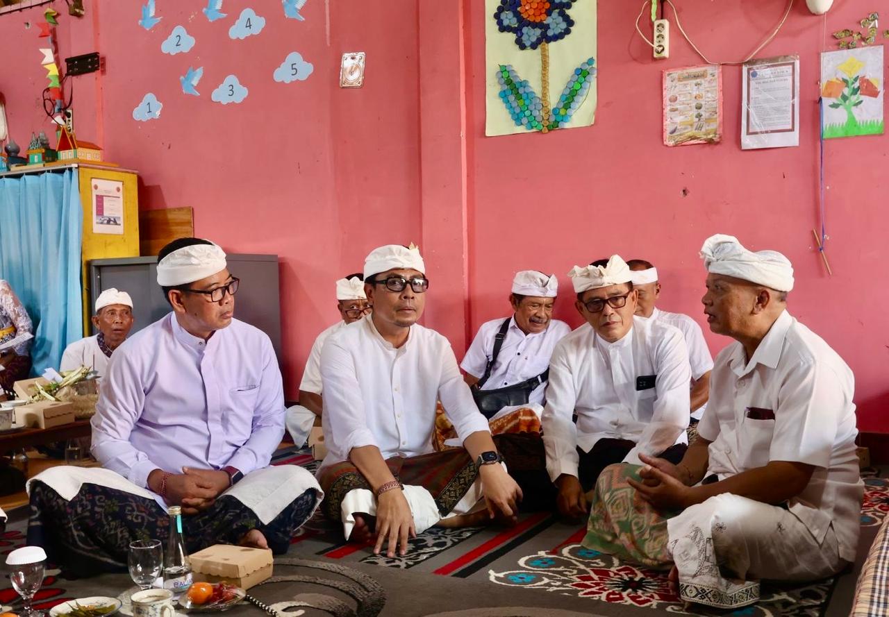Wawali Arya Wibawa Hadiri Pemelaspasan dan Karya Padudusan Panca Lingga Banjar Teruna Sari