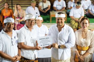 Wabup Alit Sucipta bersama Istri Ny. Yunita Alit Sucipta hadiri Karya Padudusan Alit, Ngelinggihang lan Mecaru di Pura Dalem Majapahit, Merajan lan Natah Tangkas Kori Agung, Br. Ketapang, Kelurahan Kedonganan, Kamis (3/4).