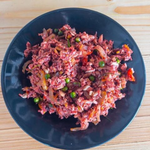 lawar plek khas gianyar yang dibuat dengan daging mentah