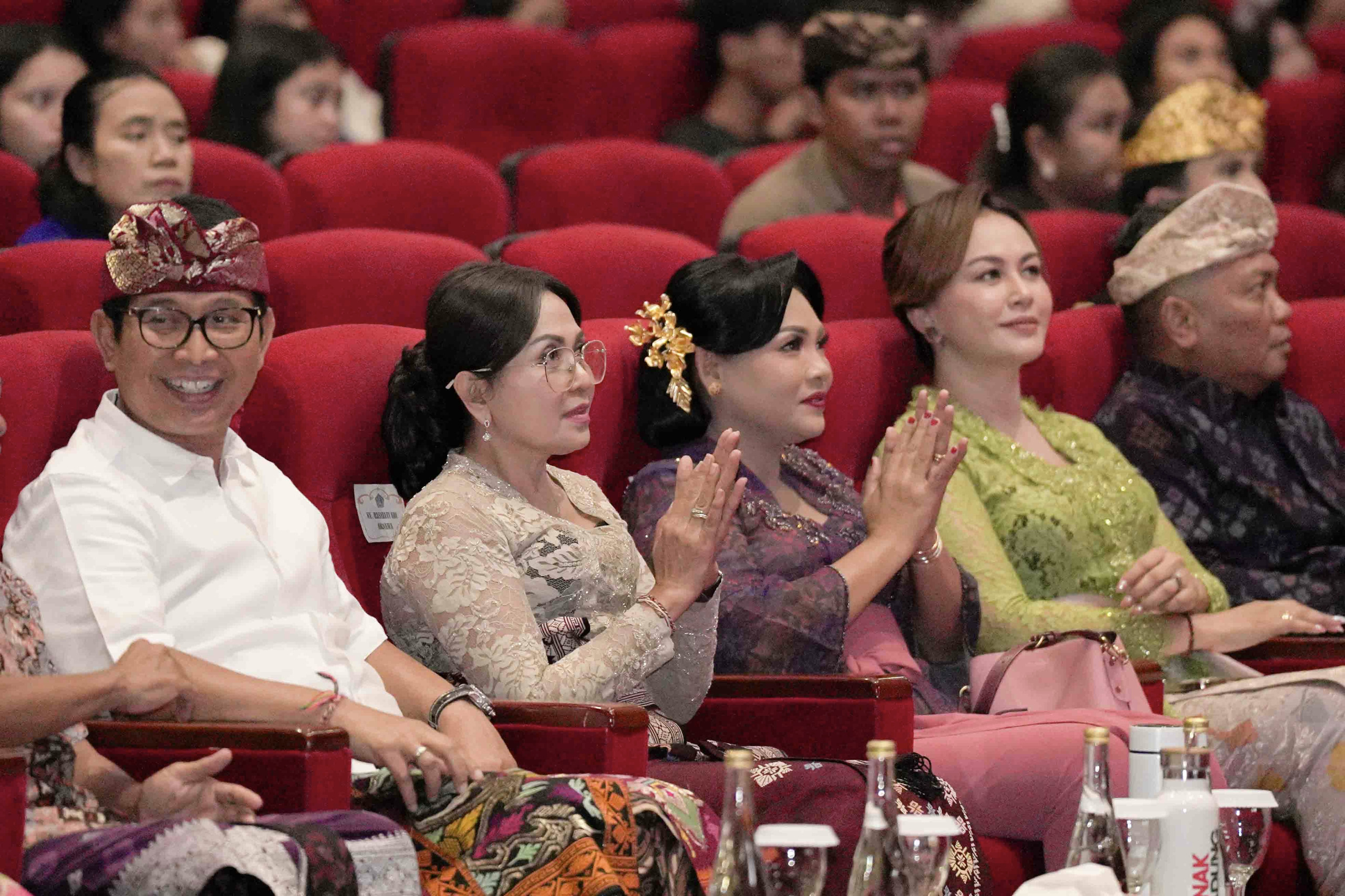 Bupati Wayan Adi Arnawa didampingi Ketua TP. PKK Badung Nyonya Rasniathi Adi Arnawa secara resmi membuka Grand Final Pemilihan Truna Truni Kampus IDB Bali tahun 2025, di Balai Budaya Giri Nata Mandala, Puspem Badung, Kamis (22/5).