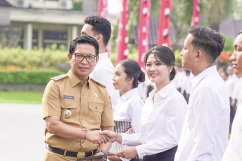 Bupati Badung I Wayan Adi Arnawa mengambil sumpah dan melantik sebanyak 587 orang CPNS dan 4.922 PPPK di lingkungan Pemkab Badung, di Lapangan Mangupraja Mandala, Puspem Badung, Senin (26/5)