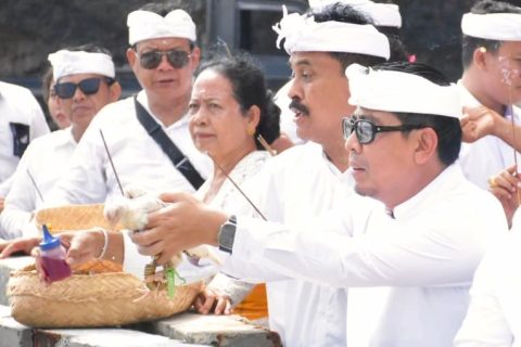 Pemkot Denpasar ‘Ngaturang Bhakti Pujawali’ di Pura Luhur Uluwatu