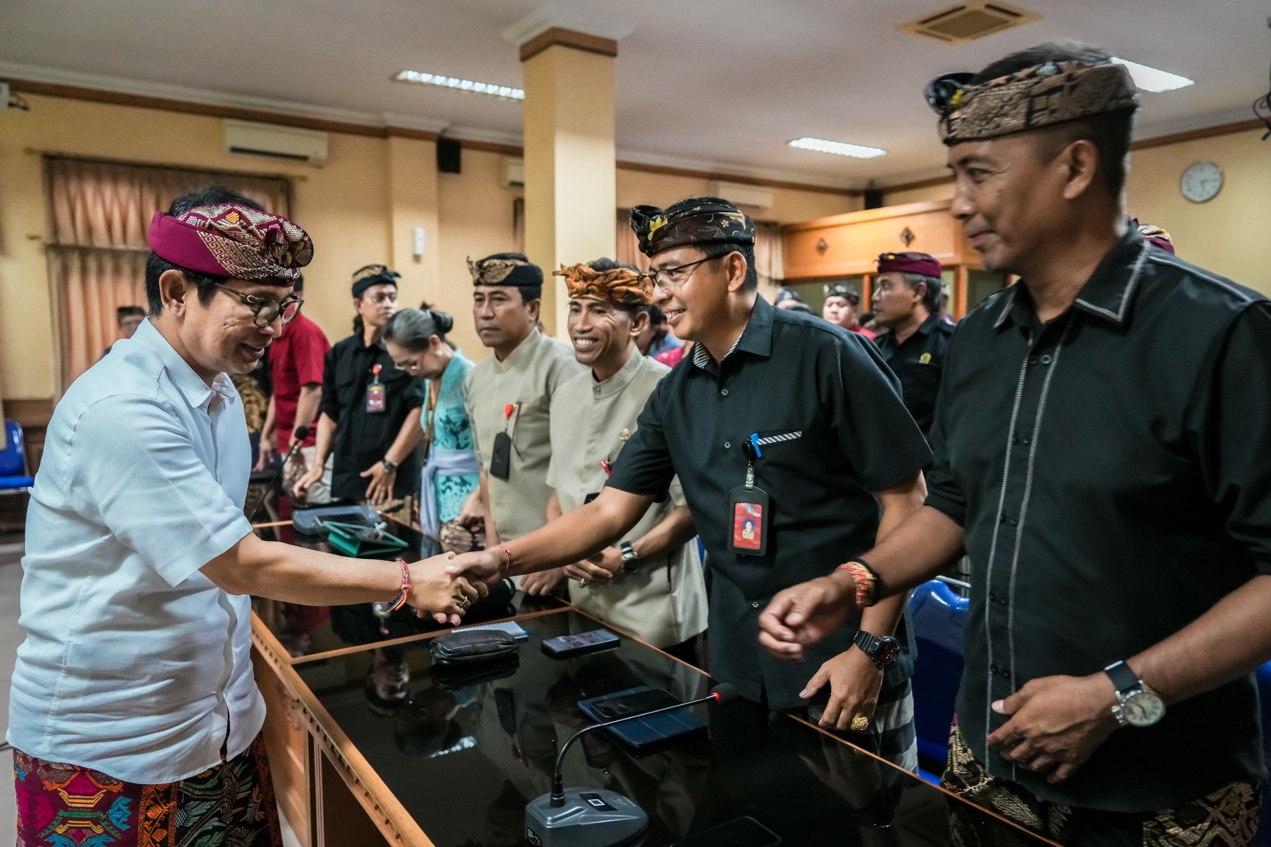 Bupati Wayan Adi Arnawa saat hadir dalam Rakor Penyelenggaraan Pemerintahan Desa, di Ruang Rapat Hita Gosana Lantai II DPMD Kabupaten Badung, Kamis (22/5).