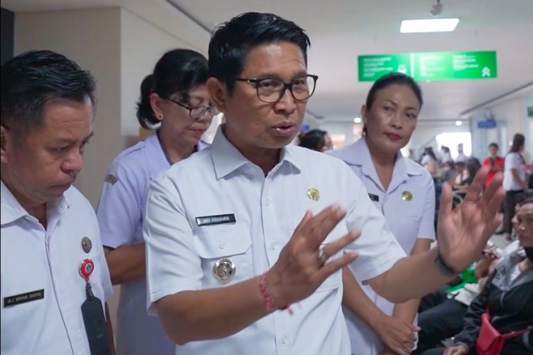Bupati Adi Arnawa saat melaksanakan inspeksi ke RSD Mangusada Kabupaten Badung untuk memastikan pelayanan kepada masyarakat berjalan dengan baik, Rabu (14/5).