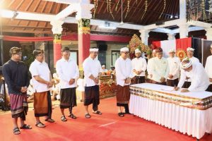 Walikota Denpasar, I Gusti Ngurah Jaya Negara dalam pelaksanaan Pengukuhan Bendesa dan Prajuru Desa Adat Intaran, Sanur, Kecamatan Denpasar Selatan untuk masa bakti 2025–2031, Rabu (304) di Wantilan Desa Adat Intaran.