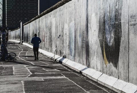 dewasa ayu membangun tembok penyengker