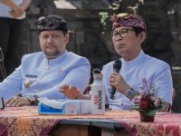 Bupati Wayan Adi Arnawa didampingi Wabup Bagus Alit Sucipta saat jumpa pers 100 hari kepemimpinan Bupati Badung dan Wakil Bupati Badung di Banjar Kulibul Kangin, Desa Tibubeneng, Kuta Utara, Senin (2/6)
