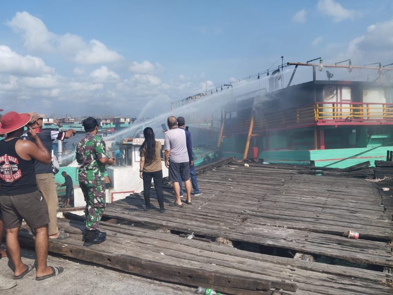 Kurang Dari 1 Jam, Kebakaran Kapal Ikan Berhasil Dipadamkan oleh Pelindo Regional 3 Benoa