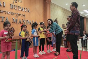 Ketua TP. PKK Badung Nyonya Rasniathi Adi Arnawa membuka Lomba Penanaman Berkarakter Pancasila di Lobby Gedung Balai Budaya Giri Nata Mandala, Puspem Badung, Selasa (3/6).