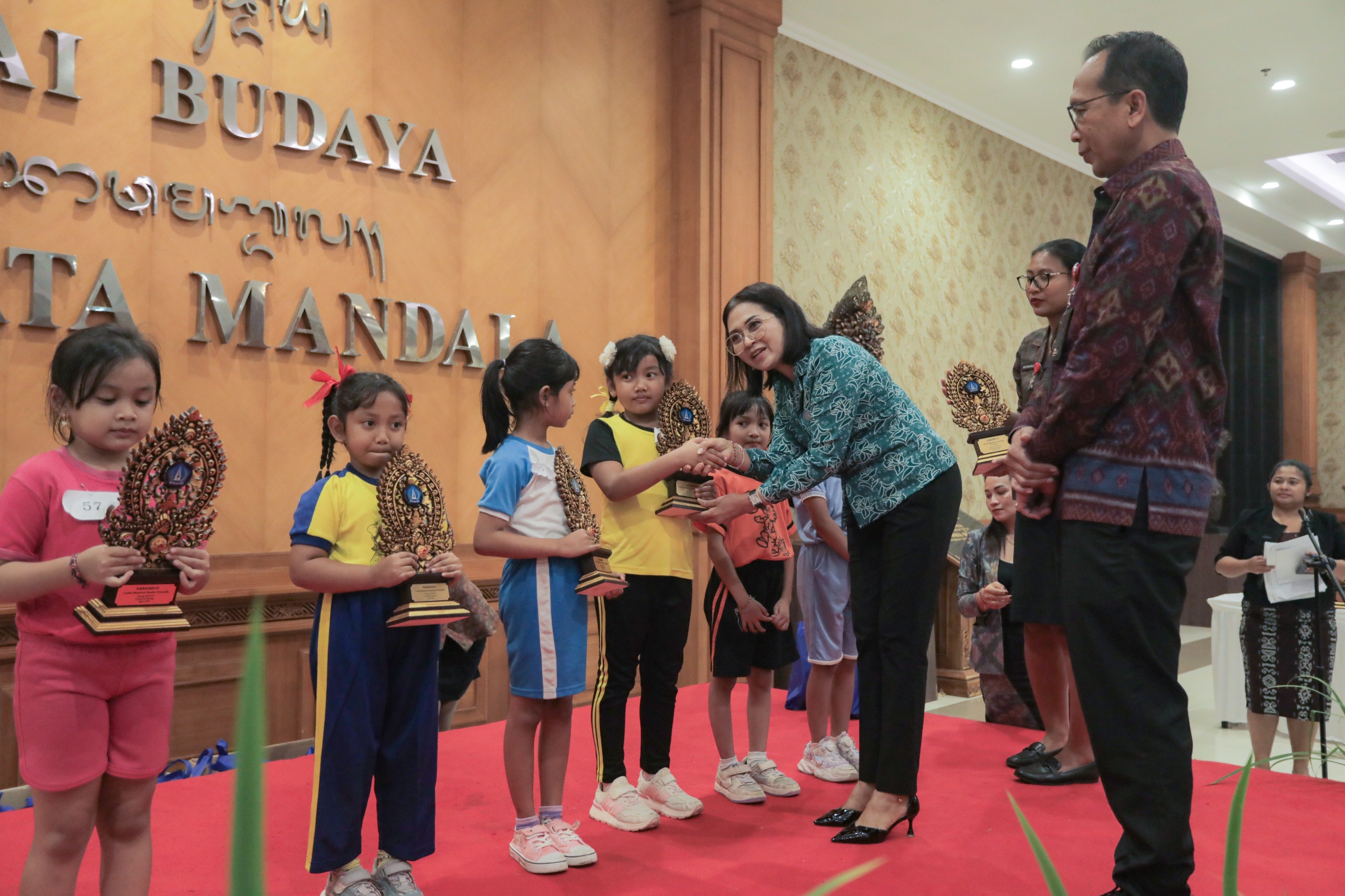 Ketua TP. PKK Badung Nyonya Rasniathi Adi Arnawa membuka Lomba Penanaman Berkarakter Pancasila di Lobby Gedung Balai Budaya Giri Nata Mandala, Puspem Badung, Selasa (3/6).
