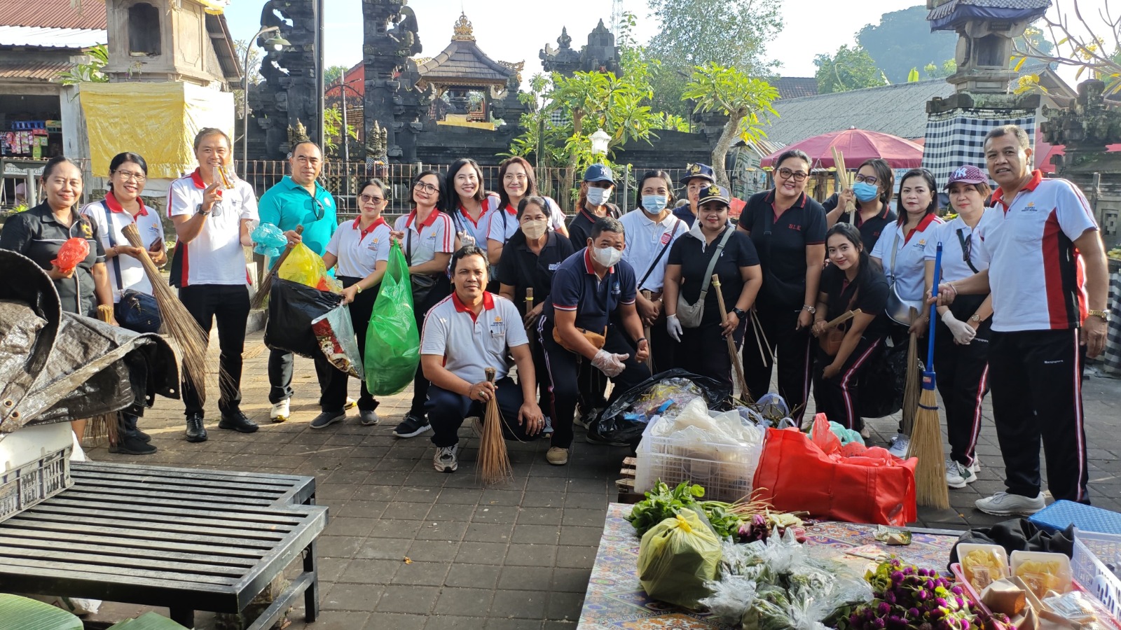 Peringati Hari Lingkungan Hidup Sedunia Dinas Koperasi UKM dan Perdagangan Kabupaten Badung Melaksanakan Aksi Bersih-Bersih Pasar