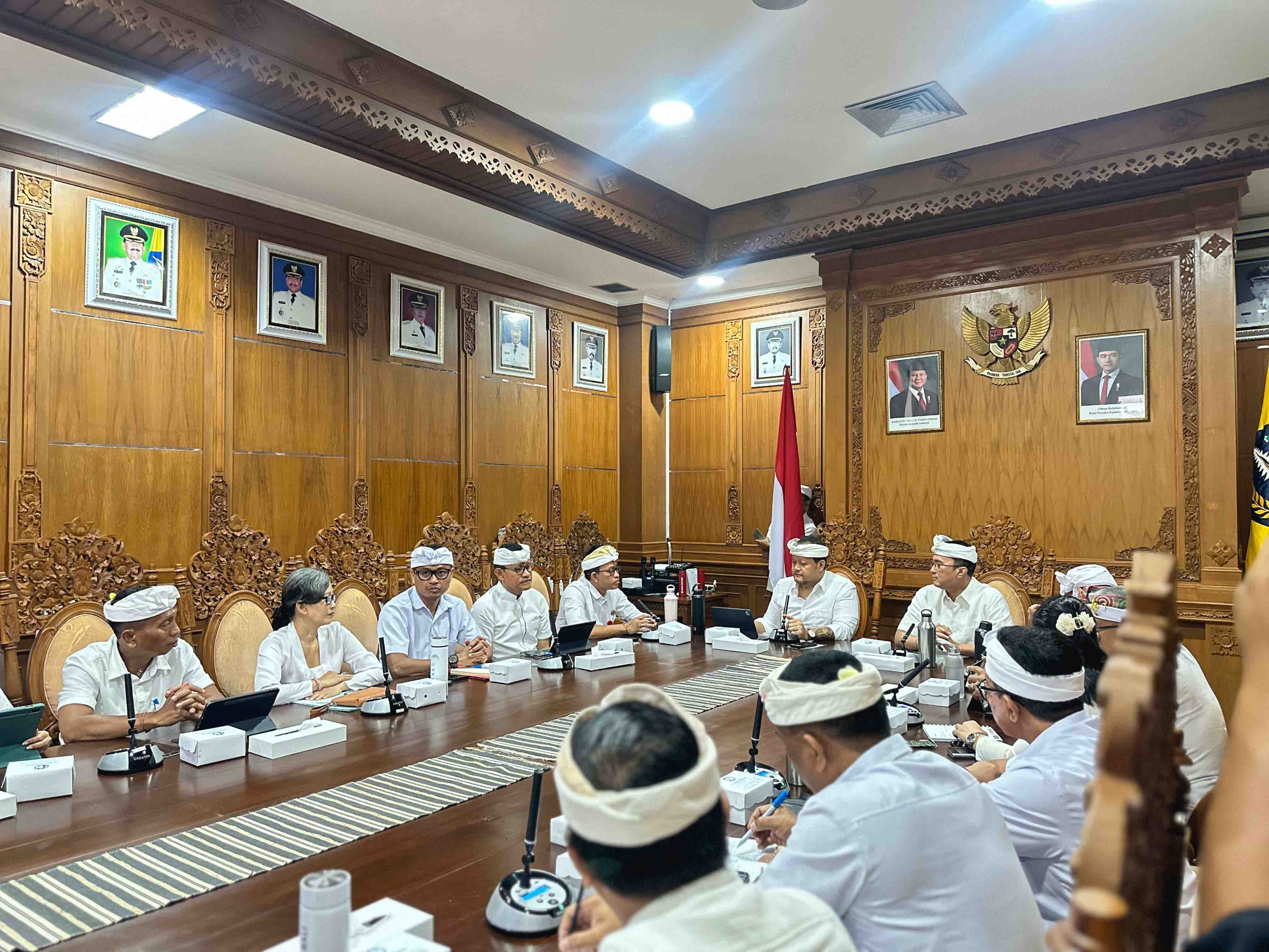 Wabup Bagus Alit Sucipta didampingi Sekda Surya Suamba memimpin Rapat Koordinasi terkait dengan Program Subsidi Kredit Usaha Mikro Badung Sejahtera di Ruang Nayaka Gosana I Puspem Badung, Selasa (10/6).