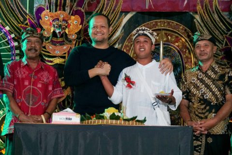 Wabup Bagus Alit Sucipta saat menghadiri acara peringatan HUT ke-43 STT Abdi Yowana Praja Banjar Selat, Desa Sobangan, Mengwi, di Wantilan Pura Puseh Gunung Agung, Sobangan, Sabtu (31/5).