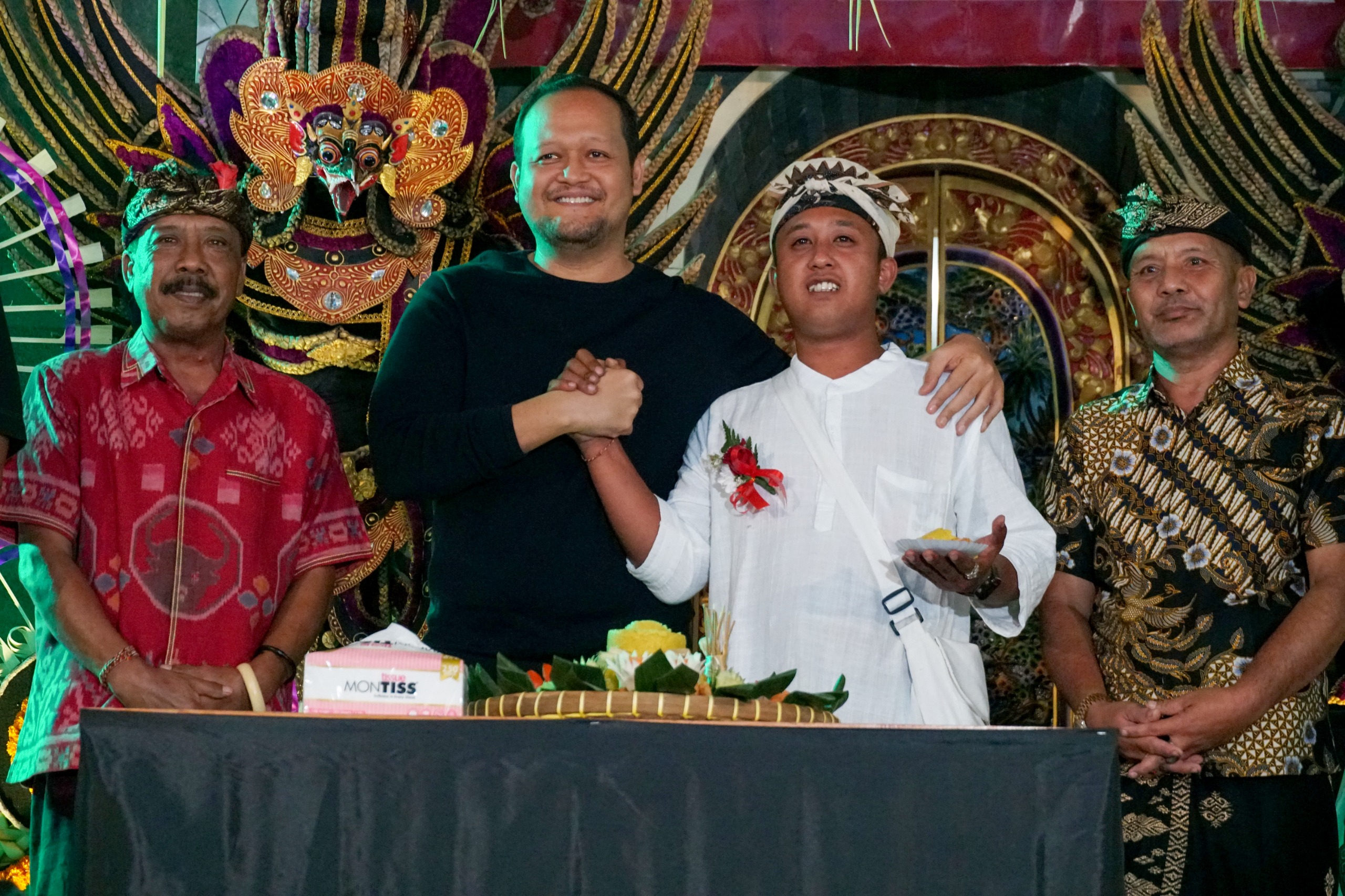 Wabup Bagus Alit Sucipta saat menghadiri acara peringatan HUT ke-43 STT Abdi Yowana Praja Banjar Selat, Desa Sobangan, Mengwi, di Wantilan Pura Puseh Gunung Agung, Sobangan, Sabtu (31/5).