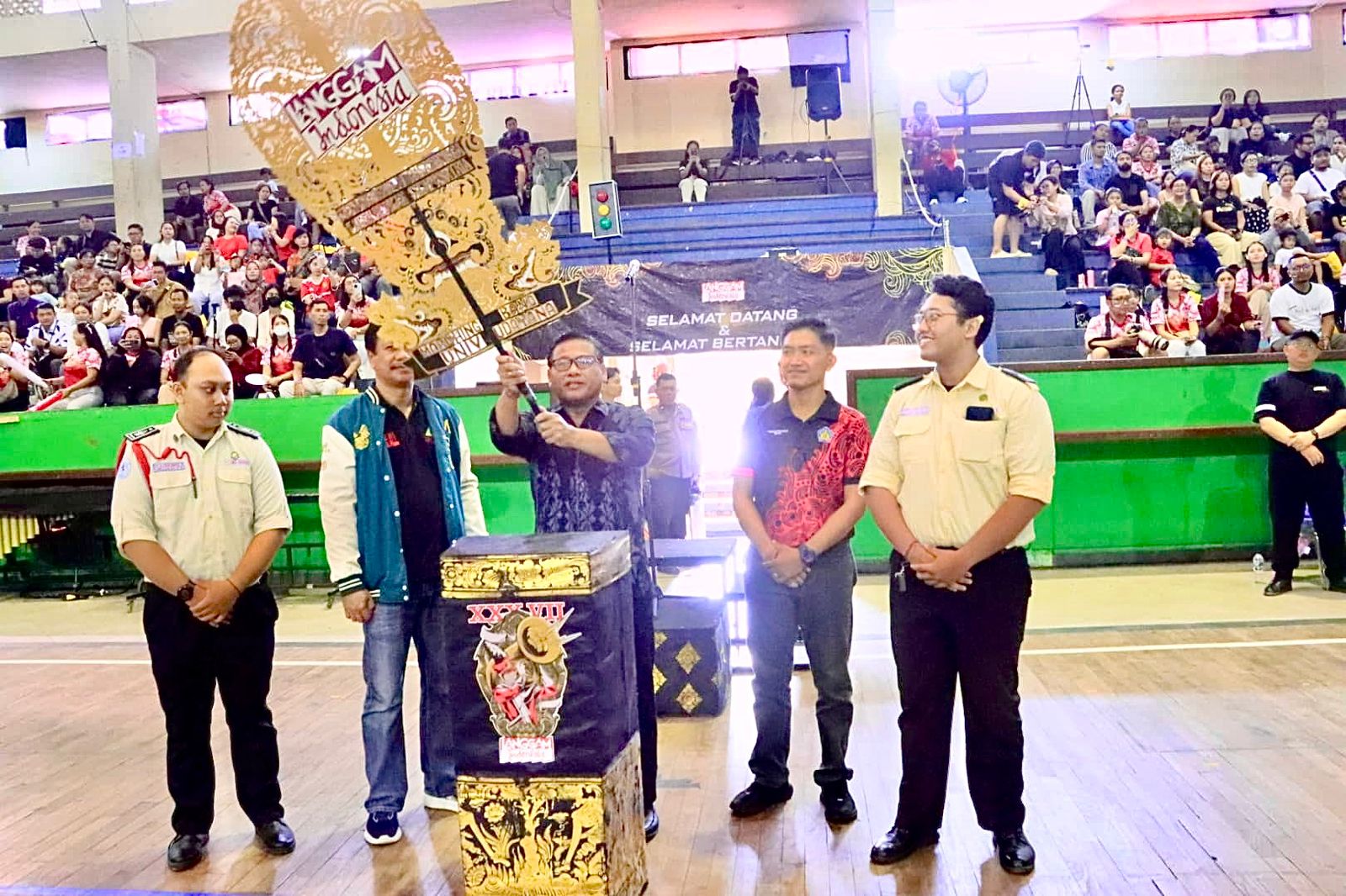 Sekda Kota Denpasar, Ida Bagus Alit Woradana menancapkan Kayonan sebagai tanda pembukaan Lomba Marching Band, Langgam Indonesia XXXVII Tahun 2025 Divisi TK, pada Minggu (226) di GOR Ngurah Rai, Denpasar