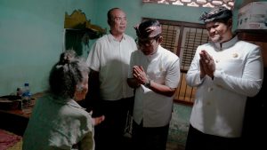 Bupati Wayan Adi Arnawa didampingi Wabup Bagus Alit Sucipta meninjau langsung pelayanan Home Care “Nak Badung Sehat” kepada Ni Made Lori, di Jalan Raya Padonan, Banjar Kulibul Kangin, Desa Tibubeneng, Kuta Utara, Senin (2/6).