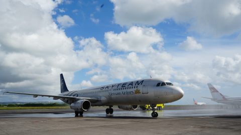 Bandara Internasional I Gusti Ngurah Rai, Bali, resmi menyambut kembalinya Vietnam Airlines dengan penerbangan perdana rute langsung Ho Chi Minh City (SGN) ke Denpasar. Kehadiran rute ini menjadi angin segar bagi industri pariwisata Bali