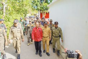 Bupati Wayan Adi Arnawa mendampingi Gubernur Bali Wayan Koster saat pembongkaran 48 bangunan yang melanggar di kawasan Pantai Bingin, Desa Pecatu, Kuta Selatan, Senin (21/7).