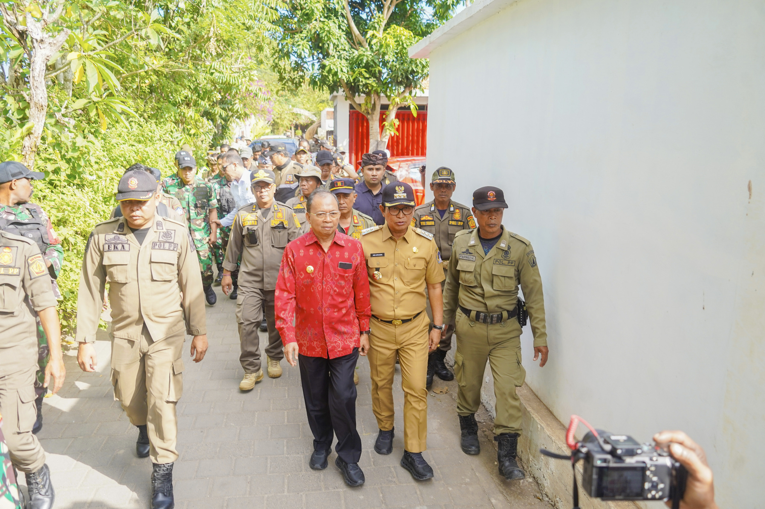Bupati Wayan Adi Arnawa mendampingi Gubernur Bali Wayan Koster saat pembongkaran 48 bangunan yang melanggar di kawasan Pantai Bingin, Desa Pecatu, Kuta Selatan, Senin (21/7).