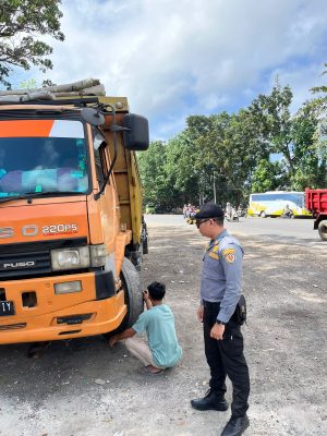 Dishub Denpasar Tertibkan Truk Parkir Sembarangan di Kawasan Patung Titi Banda