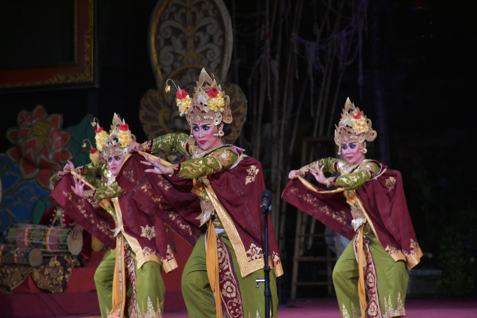 Walikota Denpasar, I Gusti Ngurah Jaya Negara, Wakil Walikota Denpasar, I Kadek Agus Arya Wibawa, Ketua Komisi III DPRD Kota Denpasar, I Wayan Suadi Putra, dan Sekda Kota Denpasar, Ida Bagus Alit Wiradana saat menyaksikan penampilan Sekehe Gong Kebyar Bandana Sidhi Gurnita, Desa Adat Sidakarya sebagai Duta Kota Denpasar pada Utsawa Gong Kebyar Dewasa PKB XLVII di Panggung Terbuka Ardha Candra, Taman Budaya Art Center, Rabu (10/7) malam